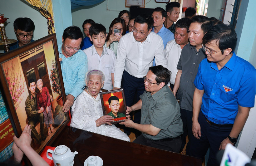 El primer ministro de Vietnam, Pham Minh Chinh, visita una madre heroíca en Quang Tri. (Fuente: VNA)