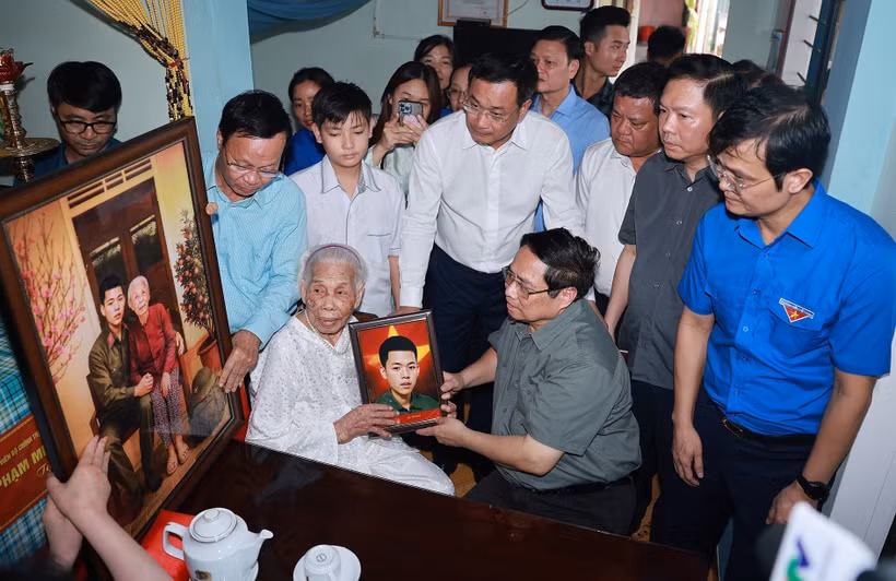 El primer ministro de Vietnam, Pham Minh Chinh, visita una madre heroíca en Quang Tri. (Fuente: VNA)