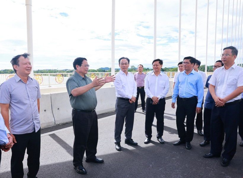 El primer ministro Pham Minh Chinh inspecciona el puente de Nguyen Hoang. (Fuente: VNA) 