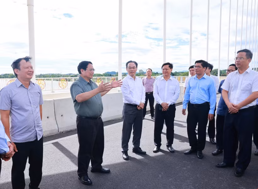 El primer ministro Pham Minh Chinh inspecciona el puente de Nguyen Hoang. (Fuente: VNA) 