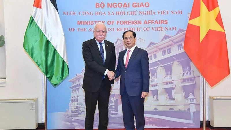 El viceprimer ministro y canciller del país indochino, Bui Thanh Son, recibe a Riad Malki, asesor del Presidente para Asuntos Internacionales y enviado especial del Estado de Palestina. (Fuente: VNA)