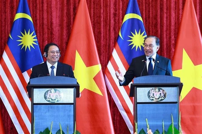 El primer ministro de Vietnam, Pham Minh Chinh (izquierda), y su homólogo malasio, Anwar Ibrahim, en la rueda de prensa (Fuente: VNA)