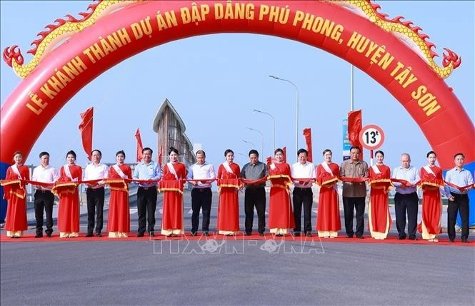 El primer ministro Pham Minh Chinh y los delegados en la ceremonia de inauguración de la presa de Phu Phong en la provincia de Binh Dinh (Fuente: VNA)