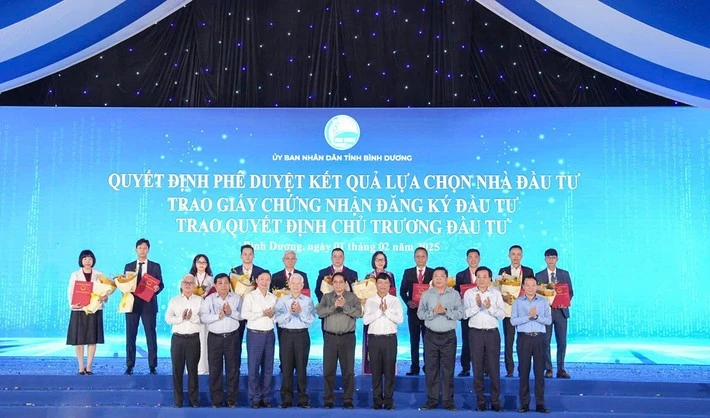 El primer ministro Pham Minh Chinh y los funcionarios del Estado y de la provincia de Binh Duong entregan licencias de registro de inversión a las empresas (Fuente: daibieunhandan.vn)