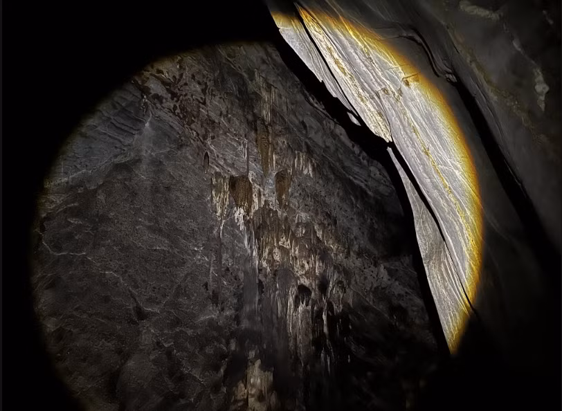 Formaciones de estalactitas en el interior de la cueva. (Foto: Comité de Gestión del Bosque Especial de Nam Quang Tri) 