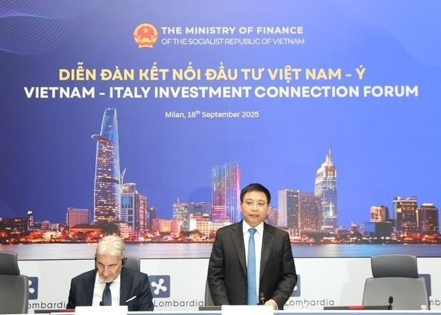 El ministro de Finanzas, Nguyen Van Thang, pronuncia un discurso en el Foro de Conexión de Inversiones Vietnam-Italia en Milán, capital de la región de Lombardía, Italia (Foto: Ministerio de Relaciones Exteriores)