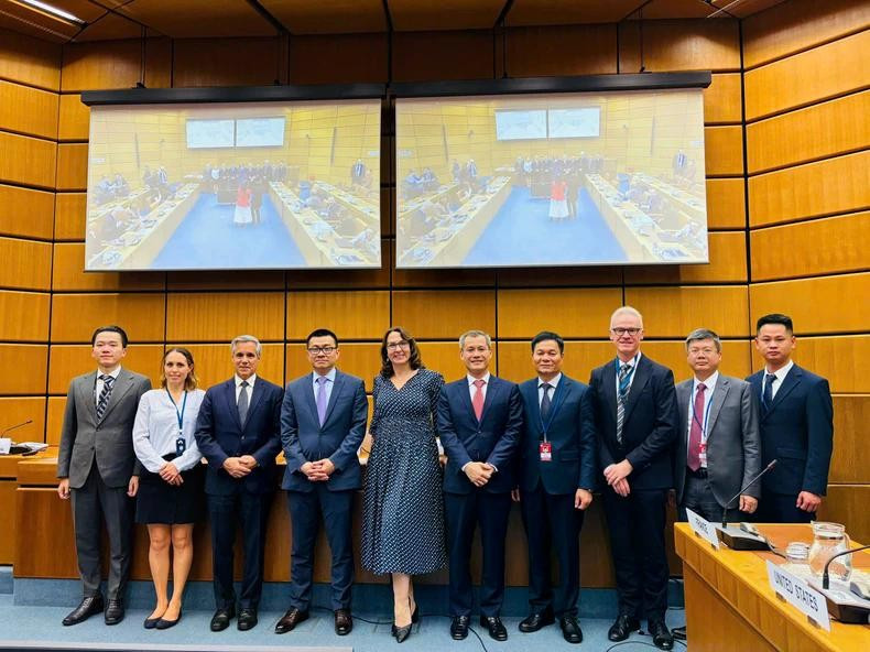 La delegación vietnamita y representantes de la UNODC y la delegación europea (Fuente: nhandan.vn) 