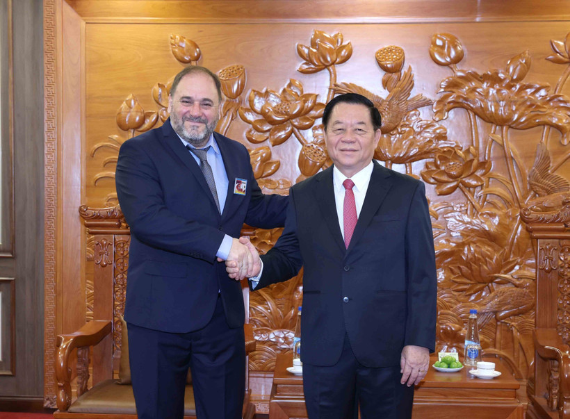 Jefe de la Comisión de Propaganda, Educación y Movilización de Masas del PCV, Nguyen Trong Nghia, y Guillermo Rehermann Armesto, secretario del Comité Central encargado de la organización y la política de cuadros del Partido Comunista de Uruguay. (Fuente: VNA)