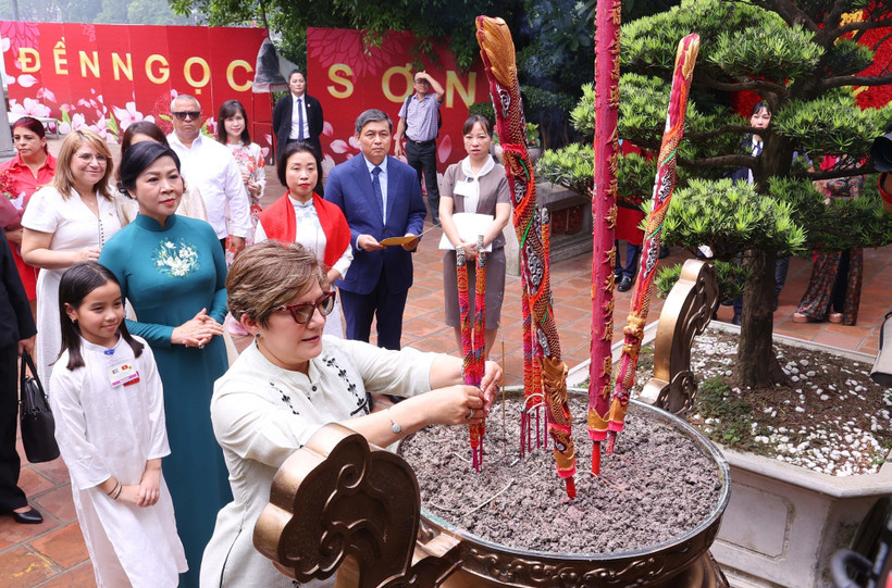 Lasdos primeras damas ofrecen inciensos en el Templo de Ngoc Son (Fuente: VNA)
