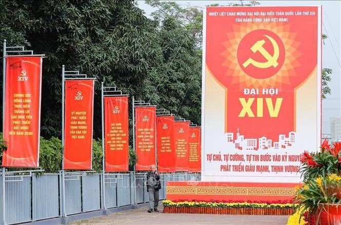 Pancartas y lemas, pintados de un rojo vibrante, adornan las calles de Hanoi, dando la bienvenida al XIV Congreso Nacional del Partido Comunista de Vietnam. (Foto: VNA)