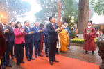 Presidente vietnamita ofrece incienso en Ciudadela Imperial de Thang Long. (Fuente: VNA)
