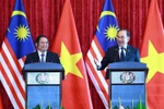 El primer ministro de Vietnam, Pham Minh Chinh (izquierda), y su homólogo malasio, Anwar Ibrahim, en la rueda de prensa (Fuente: VNA)