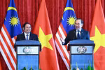 El primer ministro de Vietnam, Pham Minh Chinh (izquierda), y su homólogo malasio, Anwar Ibrahim, en la rueda de prensa (Fuente: VNA)