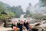 Los turistas en la Cascada de 7 pisos en el distrito de Que Phong, provincia de Nghe An (Fuente: VNA) 