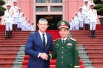 El secretario del Departamento de Guerra de Estados Unidos, Pete Hegseth, y general Phan Van Giang, ministro de Defensa de Vietnam. (Fuente: VNA)