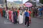El desfile de la Asociación Cultural del Ao Dai de Vietnam en el programa "Loto en las Calles" del Festival del Loto de Hanoi 2026. (Foto: VNA)