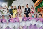 La vicecanciller y presidenta del Comité Estatal para Asuntos de los Vietnamitas en el Extranjero, Le Thi Thu Hang, el embajador vietnamita en SIngapur, Tran Phuoc Anh, y los artistas vietnamitas. (Fuente: VNA) 