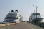 Los cruceros Seabourn Encore y Silver Whisper atracan en el puerto internacional de cruceros de Ha Long. (Foto: VNA)