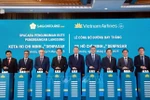 El secretario general To Lam y los delegados realizan el acto de inauguración de la ruta directa que conecta Ciudad Ho Chi Minh y Denpasar. (Fuente: VNA)