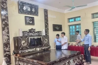 El artesano Vu Van Vinh, de la comuna de Chuyen My, presenta a los visitantes sus productos (Foto: VNA)