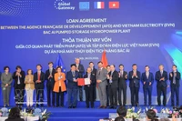 El viceprimer ministro Ho Duc Phoc y el comisario europeo de Asociaciones Internacionales, Jozef Síkela, presenciaron la ceremonia de firma de un acuerdo de préstamo entre la Agencia Francesa de Desarrollo (AFD) y el grupo de Electricidad de Vietnam (EVN) para el proyecto de la central hidroeléctrica de bombeo de Bac Ai. (Foto: VNA)