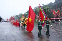 La delegación parte para ofrecer incienso en la montaña Nghia Linh durante la Ceremonia de Conmemoración de los Reyes Hung en 2025. (Foto: VNA)
