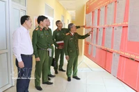 La delegación de trabajo de la policía de Ninh Binh inspecciona los preparativos para las elecciones en el centro de detención número 2, barrio de Ly Thuong Kiet. (Fuente: VNA)