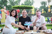 Turistas extranjeros disfrutan del té de loto del Lago Oeste. (Fuente: VNA) 