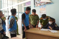 Foto ilustrativa. En la foto: Las autoridades controlan estrictamente la zona del puesto fronterizo internacional de Dinh Ba para prevenir y combatir la entrada y salida ilegal. (Fuente: VNA)