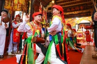 Danza tradicional con hombres disfrazados de mujeres atrae a turistas 