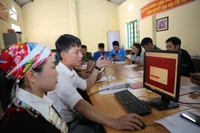 Orientando a los habitantes de la comuna de Bat Xat en el uso del portal de servicios públicos. (Fuente: VNA) 