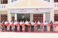 En la ceremonia de inauguración de la Escuela Primaria y Secundaria de la Amistad (Fuente: VNA)