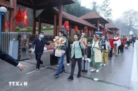Los turistas chinos ingresan a Vietnam a través del puesto fronterizo internacional de Huu Nghi, en la provincia de Lang Son. (Fuente: VNA) 