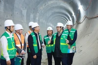 El primer ministro Pham Minh Chinh inspecciona el sitio de obras del proyecto, en el tramo del túnel de la estación S11 Van Mieu. (Fuente: VNA)