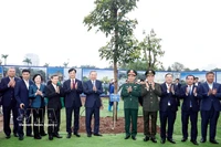 El secretario general del Partido Comunista de Vietnam (PCV), To Lam y los delegados en la ceremonia de lanzamiento del movimiento de plantación de árboles. (Fuente: VNA) 