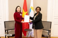 La embajadora Nguyen Thi Van Anh presenta sus cartas credenciales a la secretaria general de la Organización Internacional de la Francofonía (OIF), Louise Mushikiwabo . (Fuente: VNA)