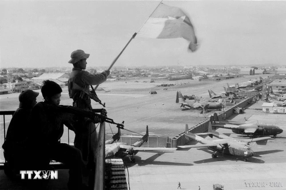 La bandera de la liberación ondea en el aeropuerto de Tan Son Nhat, el 30 de abril de 1975. (Fuente: VNA)