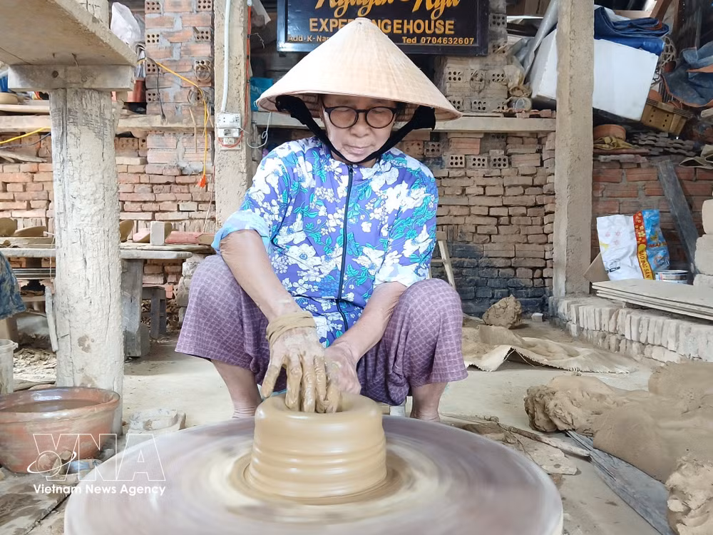 vnanet-cong-doan-chuot-gom-bang-tay-tai-lang-gom-thanh-ha-phuong-hoi-an-tay-thanh-pho-da-nang.jpg