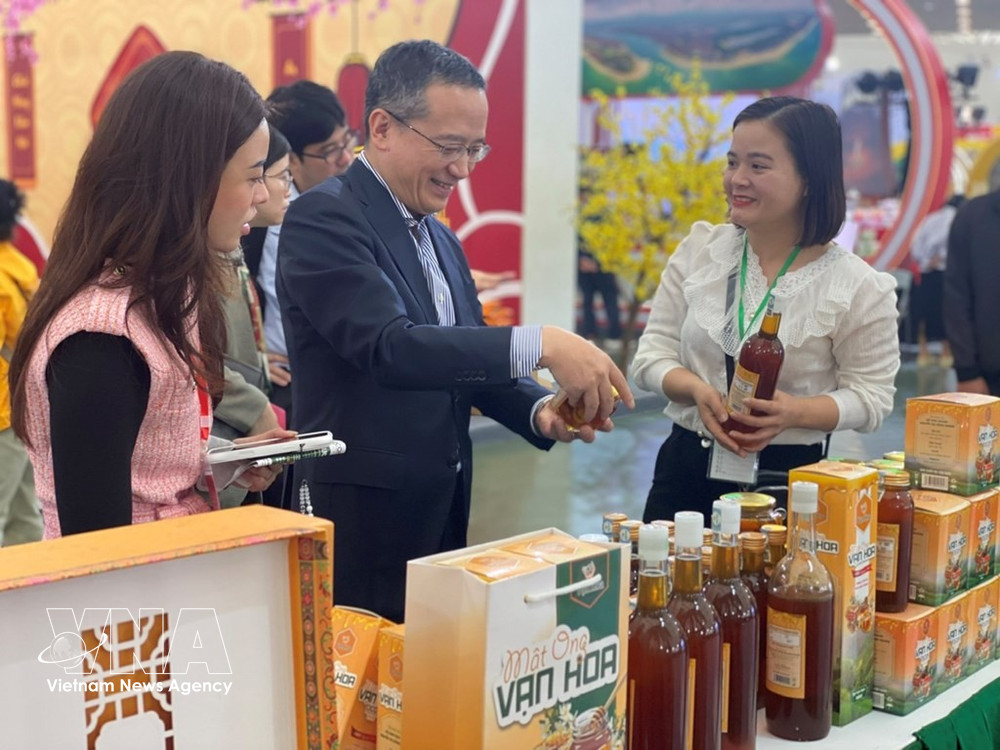 La Organización de Comercio Exterior de Japón en Hanoi (JETRO Hanoi), encabezada por su representante jefe, Ozasa Haruhiko, realiza una visita de trabajo a la primera Feria de Primavera 2026. (Fuente: VNA)
