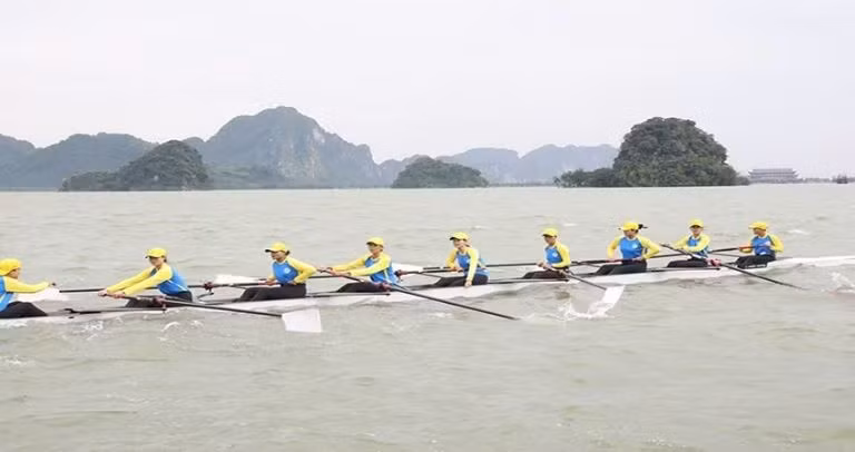 cac-van-dong-vien-tham-gia-giai-dua-thuyen.jpg
