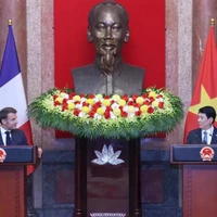 Líderes de Vietnam reciben al presidente francés en Hanoi