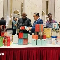 El consejero comercial vietnamita en Malasia, Le Phu Cuong (en el centro), presenta productos tradicionales vietnamitas a los invitados. (Fuente: VNA)