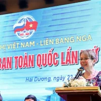 Svetlana Evgenevna Galzunova, representante de la Asociación de Amistad Rusia-Vietnam, habla en el evento. (Fuente: VNA)