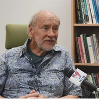 El profesor Hal Hill, de la Escuela de Políticas Públicas Crawford de la Universidad Nacional de Australia, en la entrevista. (Fuente: VNA)