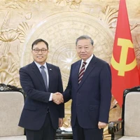 El secretario general del Partido Comunista de Vietnam, To Lam, recibe a Choi Young Sam, embajador de Seúl en el país. (Fuente: VNA)
