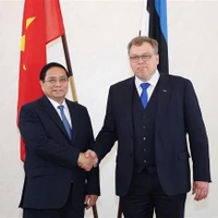 El primer ministro de Vietnam, Pham Minh Chinh, y el presidente de la Asamblea Estatal (Parlamento) de Estonia, Lauri Hussar. (Fuente: VNA)