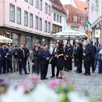 El primer ministro vietnamita, Pham Minh Chinh, y su esposa visitan el espacio, la arquitectura y la historia del casco antiguo de Tallin. (Foto: VNA)