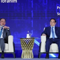 El primer ministro de Vietnam, Pham Minh Chinh, (derecha) y su homólogo malasio, Anwar Ibrahim, en el evento. (Fuente: VNA)