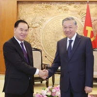 El secretario general del Partido Comunista de Vietnam, To Lam, recibió a Thongsalith Mangnomek, secretario del Comité Central del Partido Popular Revolucionario de Laos y jefe de su Oficina, (Fuente: VNA)