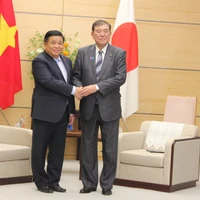 El viceprimer ministro vietnamita Nguyen Chi Dung se reunió con el primer ministro de Japón, Ishiba Shigeru. (Fuente: VNA)